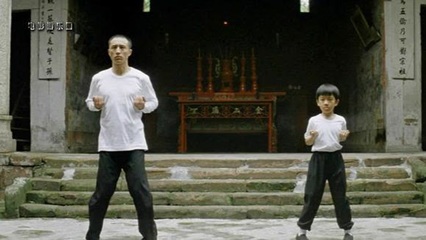 少年李小龙拜师叶问,跟随师父练习咏春拳