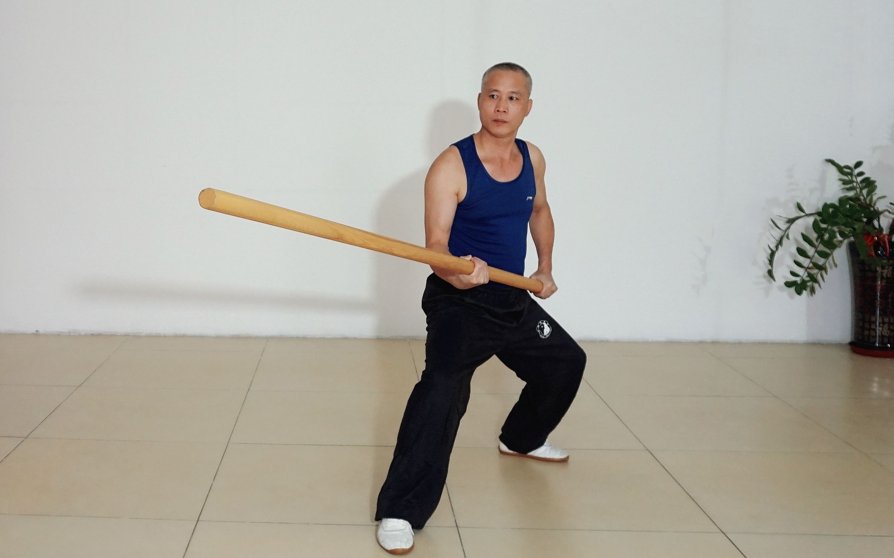 六点半棍的要诀身手齐进,握端远击长兵短用,咏春拳师傅梁康.