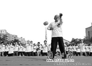 叶准领千人表演咏春拳