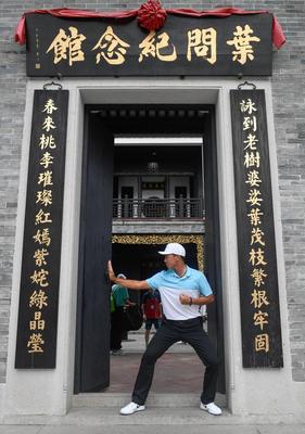 陈子豪黑纯一化身叶问!当佛山公开赛遇到咏春拳_中国报道_新浪竞技风暴_新浪网